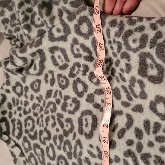 Gray leopard top - Picture 5 of 5